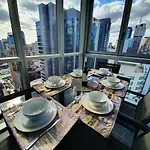 2Br Epic Views ★Cbd★ 2 Cars ★Pool★Wine★Gym★Netflix